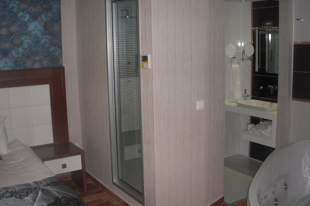 Deluxe-suite | Minibar, pengeskab på værelset, gratis baby-/barnesenge, ekstra senge