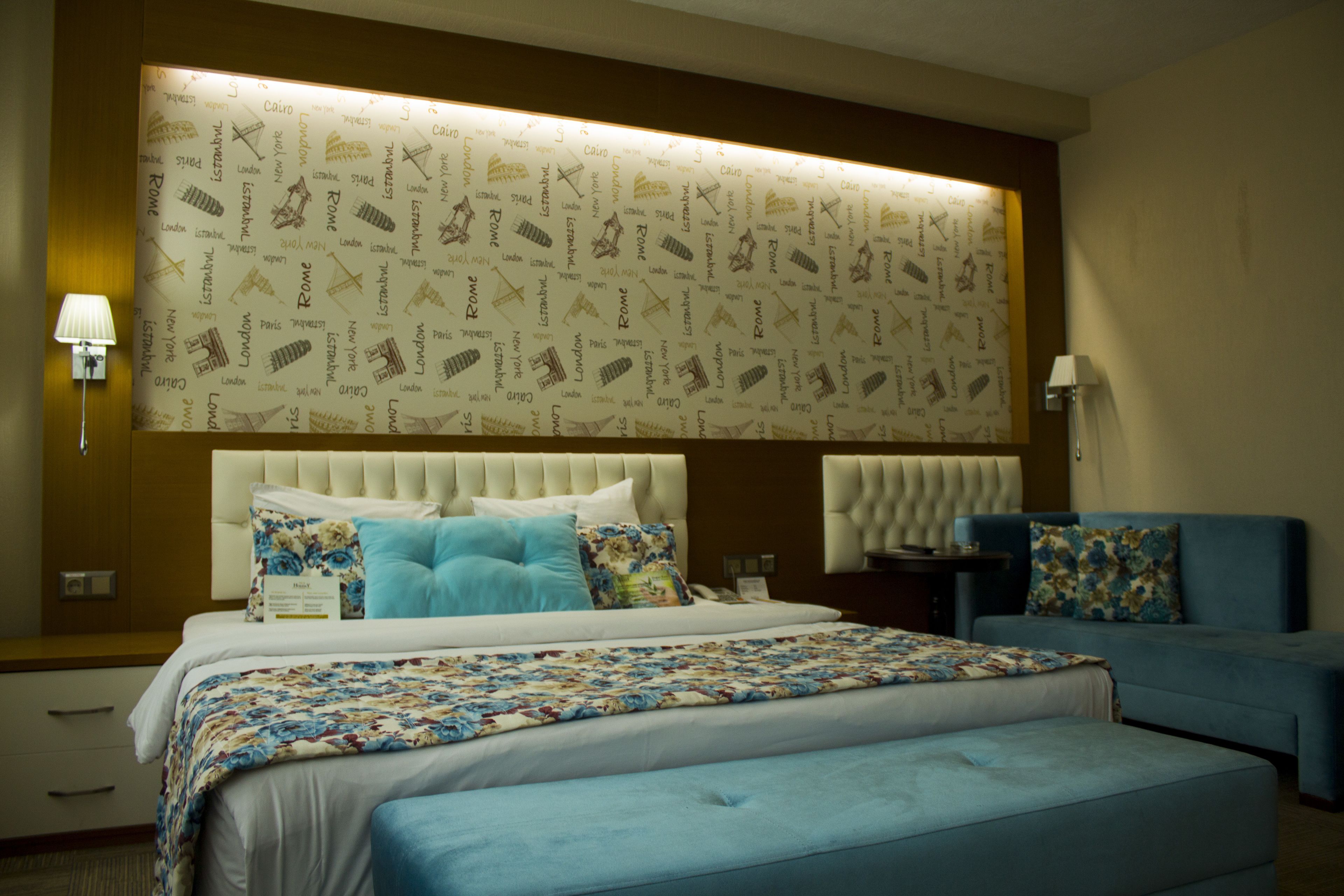 standard room, non smoking | minibar, in-room safe, desk, laptop workspace