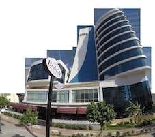 Un edificio moderno con un letrero que dice 'Cafe Holiday' y 'Pastelería & Bistro'.
