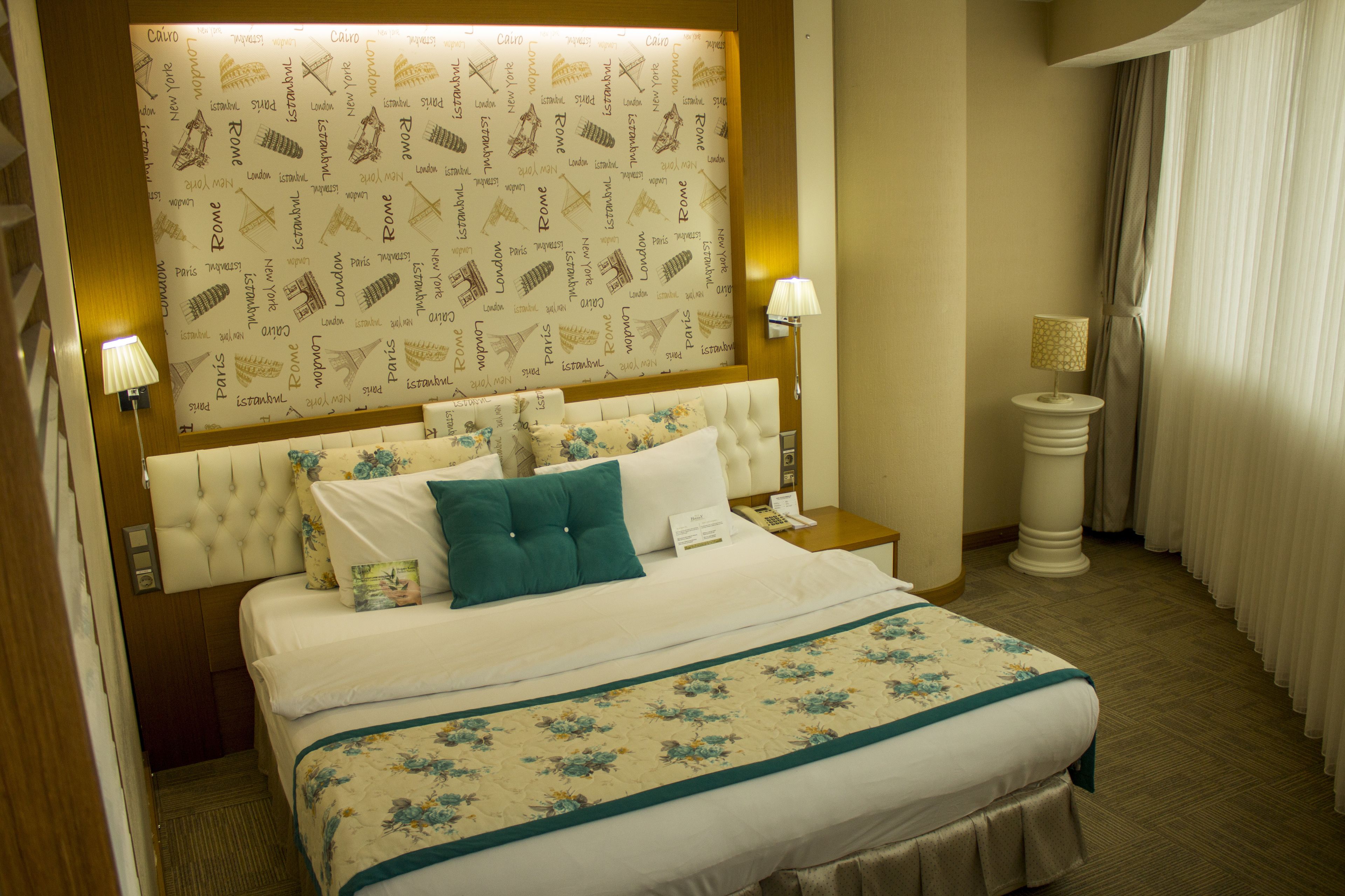 standard room, non smoking | minibar, in-room safe, desk, laptop workspace