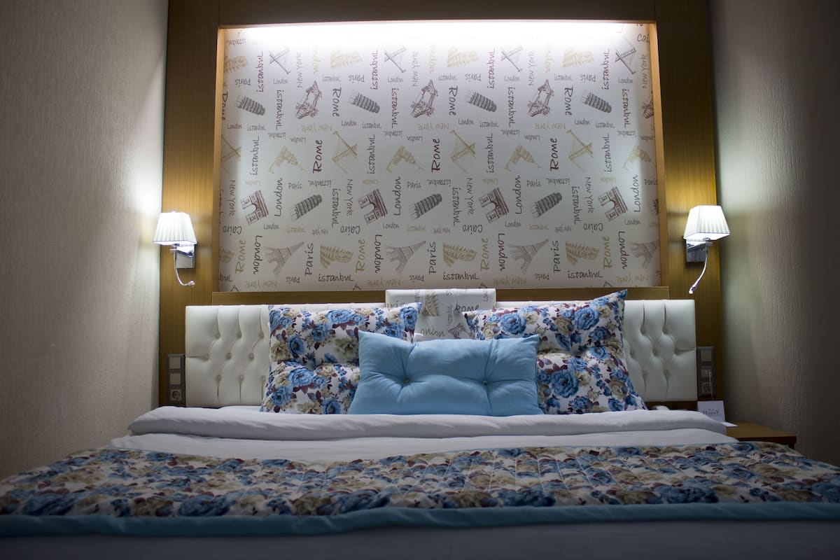 standard room, non smoking | minibar, in-room safe, desk, laptop workspace