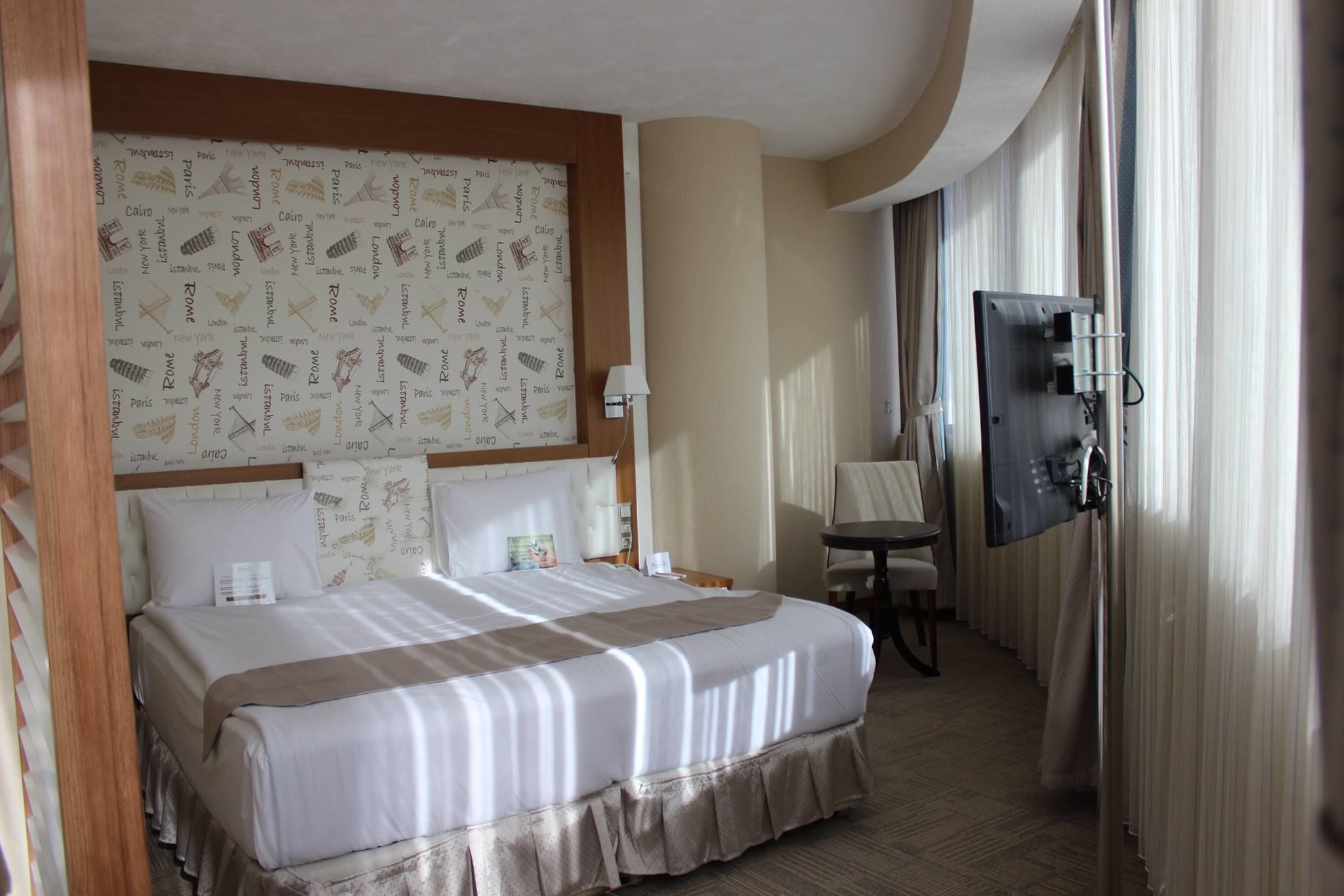 Minibar, coffres-forts dans les chambres, bureau