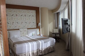 迷你吧、房內夾萬、書桌、手提電腦工作空間