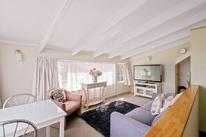 Lake End Apartment - Adults Only | Living area | 32-inch flat-screen TV with satellite channels, TV, Netflix - Cottage Mews Motel (Taupo)