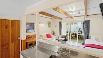 Familien-Ferienhaus, 2 Schlafzimmer | Wohnbereich | 32-Zoll-Flachbildfernseher mit Satellitenempfang, Fernseher, Netflix