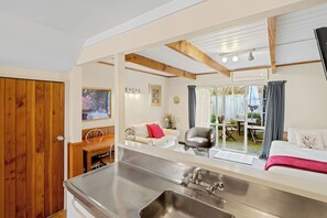 Casa de campo familiar, 2 habitaciones | Área de sala de estar | Televisión de pantalla plana de 32 pulgadas con canales vía satélite 