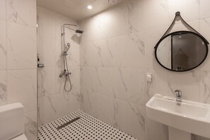 Bañera y ducha independientes, artículos de tocador gratuitos