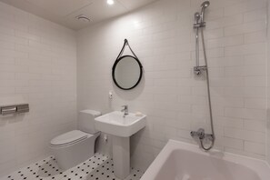 Deluxe Double Room (Check in time Mon-Fri 4PM,Sat-Sun 8PM) | Bathroom shower - No.25 Hotel Seomyeon Station (Busan)
