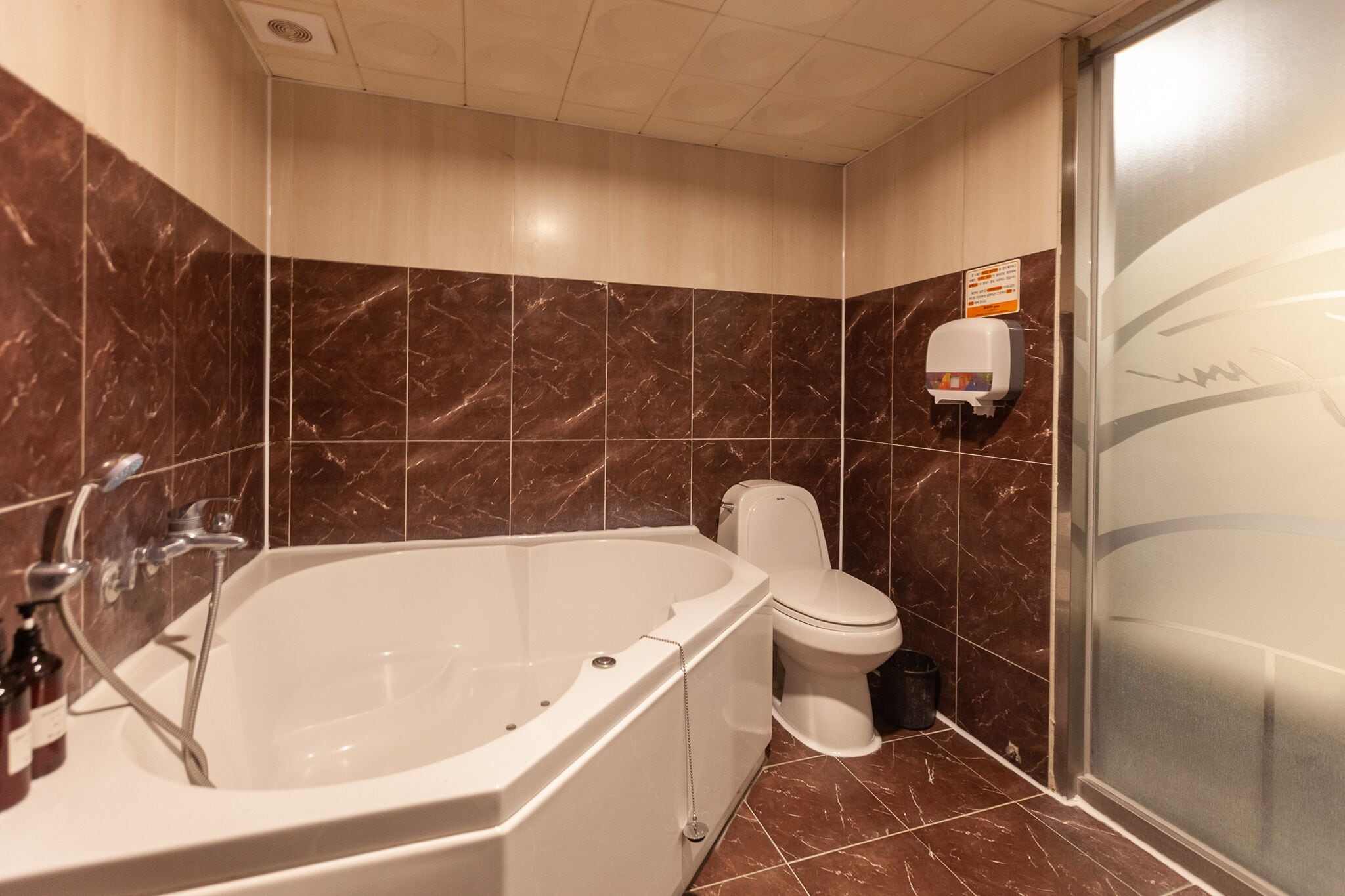 Deluxe Twin Room - No Parking | Badezimmer | Badewanne und Dusche (separat), kostenlose Toilettenartikel