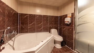Deluxe Twin Room - No Parking | Badezimmer | Badewanne und Dusche (separat), kostenlose Toilettenartikel