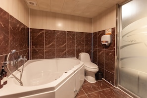 Deluxe Twin Room - No Parking | Baño | Tina y regadera independientes y amenidades de baño gratuitas