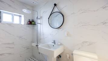 ํจ๋ฐ๋ฆฌ ํธ๋ฆฌํ๋ฃธ, ์นจ์ค 2๊ฐ (Check in time Mon-Fri 4PM,Sat-Sun 8PM) | ์์ค | ๋ณ๋์ ์์กฐ ๋ฐ ์ค์ ์์ค, ๋ฌด๋ฃ ์ธ๋ฉด์ฉํ, ํค์ด๋๋ผ์ด์ด, ์ฌ๋ฆฌํผ