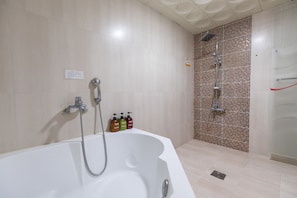 Badewanne und Dusche (separat), kostenlose Toilettenartikel