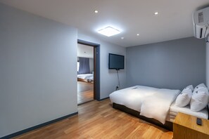 Quarto triplo família, 2 quartos (Check in time Mon-Fri 4PM,Sat-Sun 8PM) | Quartos à prova de som, Wi-Fi de cortesia