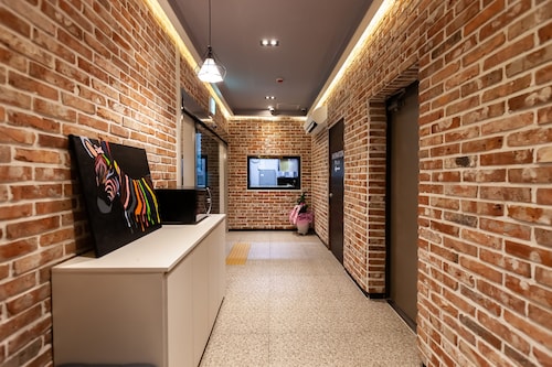 No.25酒店西面站