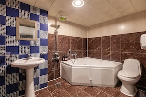 Deluxe Twin Room - No Parking | Bathroom | Separate bathtub and shower, free toiletries, hair dryer, slippers