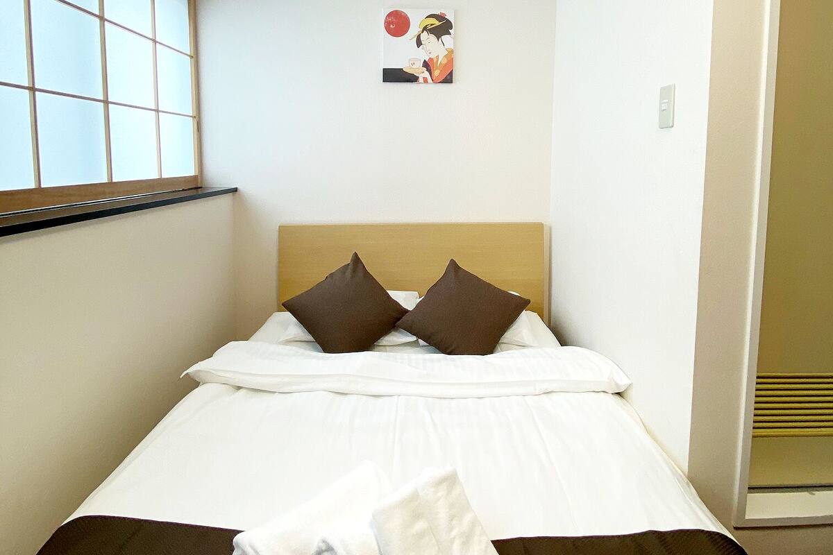ห้องดับเบิล, ห้องน้ำส่วนตัว (404) | โต๊ะทำงาน, ผ้าม่านกันแสง, Wi-Fi ฟรี, ผ้าปูที่นอน