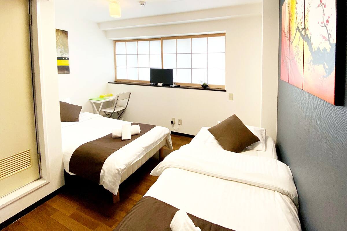 ห้องทวิน, ห้องน้ำส่วนตัว (303) | โต๊ะทำงาน, ผ้าม่านกันแสง, Wi-Fi ฟรี, ผ้าปูที่นอน