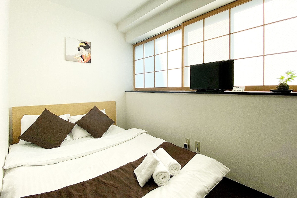 ห้องดับเบิล, ห้องน้ำส่วนตัว (401) | โต๊ะทำงาน, ผ้าม่านกันแสง, Wi-Fi ฟรี, ผ้าปูที่นอน