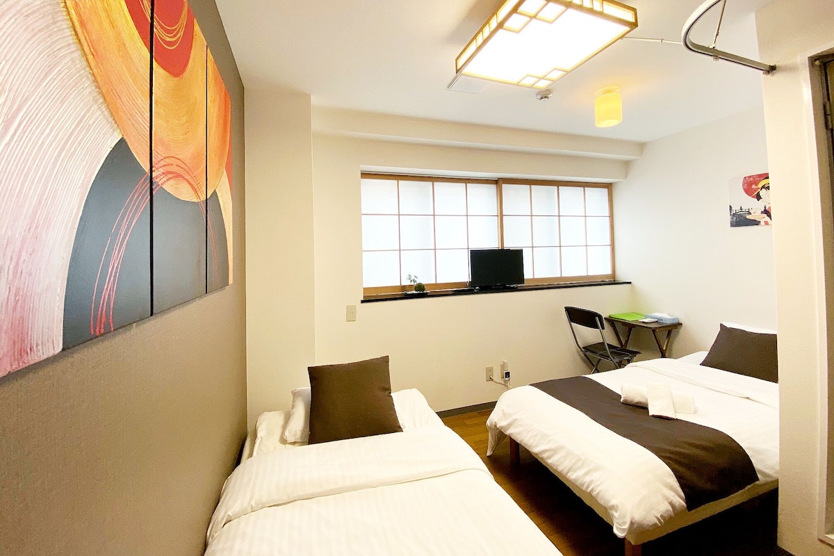 ห้องทวิน, ห้องน้ำส่วนตัว (304) | โต๊ะทำงาน, ผ้าม่านกันแสง, Wi-Fi ฟรี, ผ้าปูที่นอน