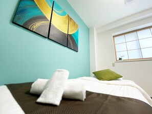 Escritorio, cortinas blackout, wifi gratis y ropa de cama 