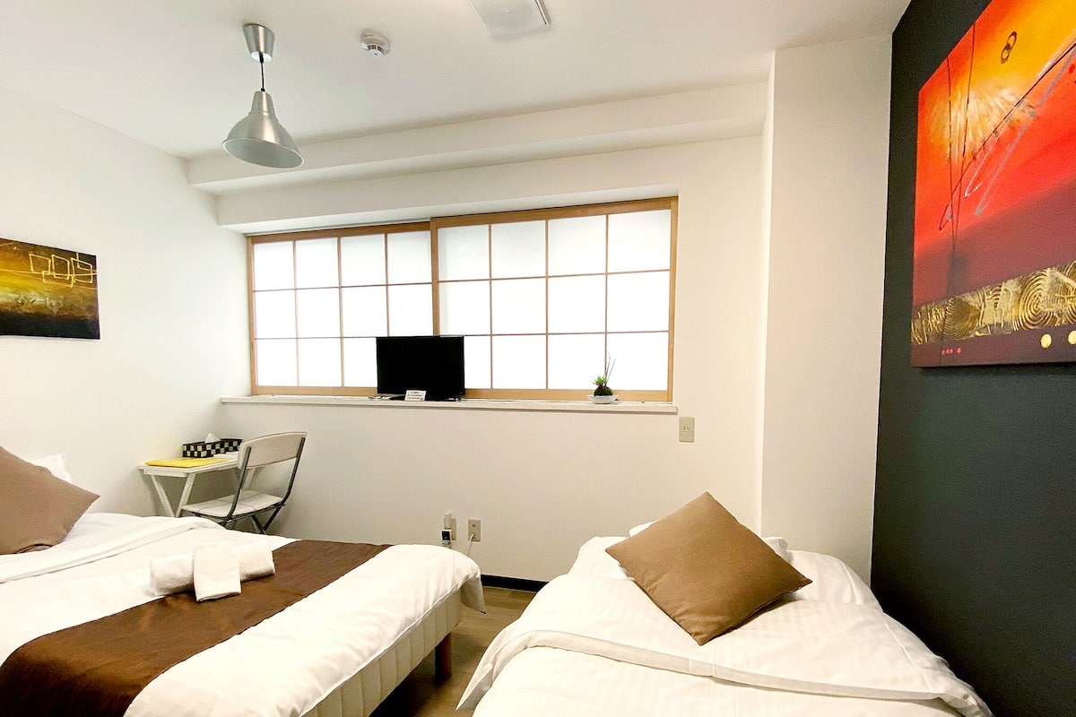 ห้องทวิน, ห้องน้ำส่วนตัว (201) | โต๊ะทำงาน, ผ้าม่านกันแสง, Wi-Fi ฟรี, ผ้าปูที่นอน