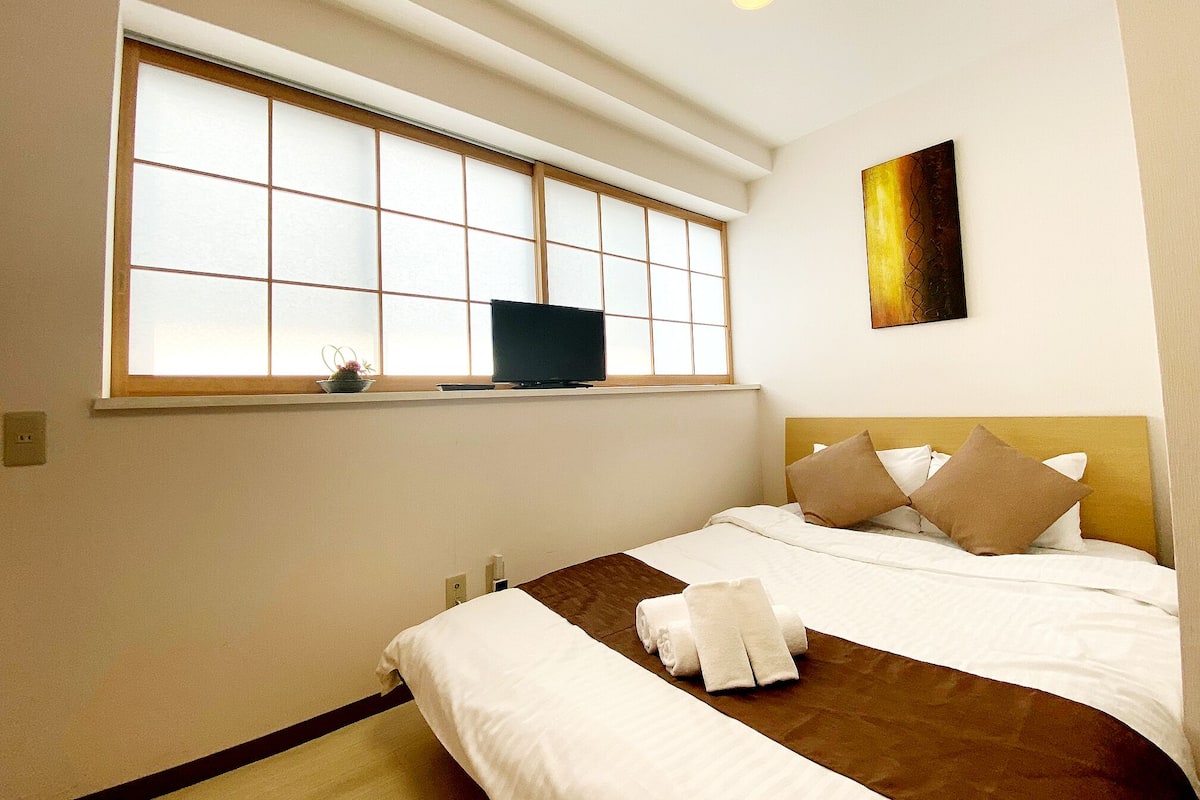 ห้องดับเบิล, ห้องน้ำส่วนตัว (402) | โต๊ะทำงาน, ผ้าม่านกันแสง, Wi-Fi ฟรี, ผ้าปูที่นอน