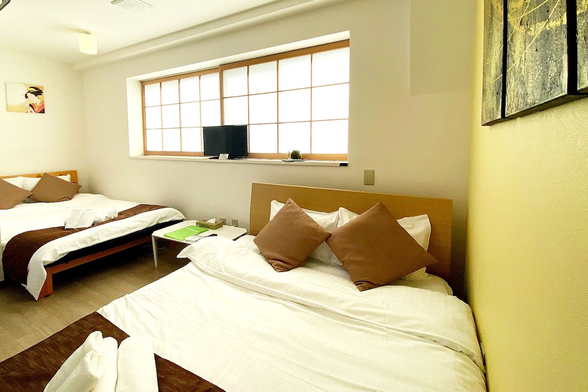 ห้องทวิน, ห้องน้ำส่วนตัว (Large Twin, 501) | โต๊ะทำงาน, ผ้าม่านกันแสง, Wi-Fi ฟรี, ผ้าปูที่นอน