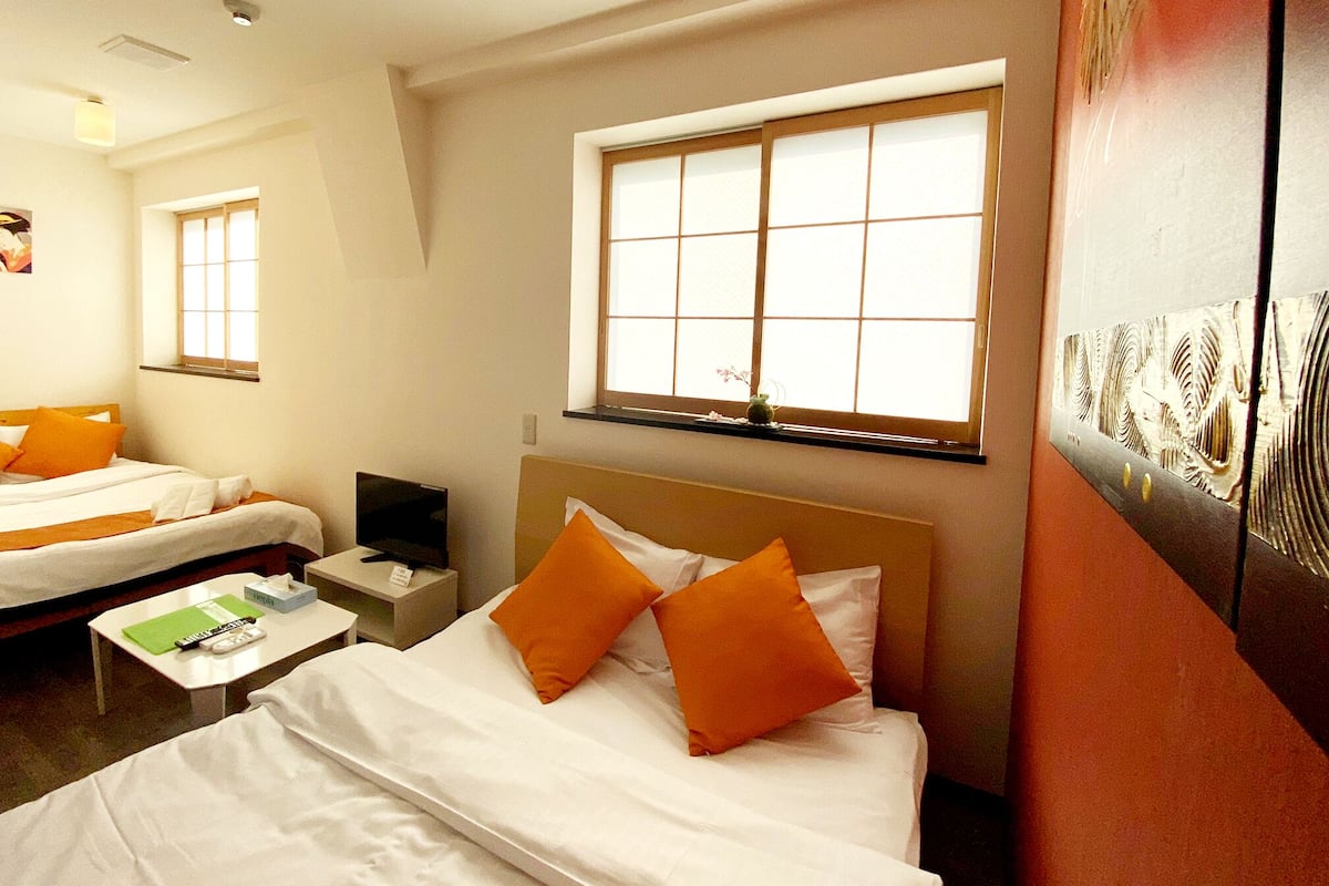 ห้องทวิน, ห้องน้ำส่วนตัว (Large Twin, 502) | โต๊ะทำงาน, ผ้าม่านกันแสง, Wi-Fi ฟรี, ผ้าปูที่นอน