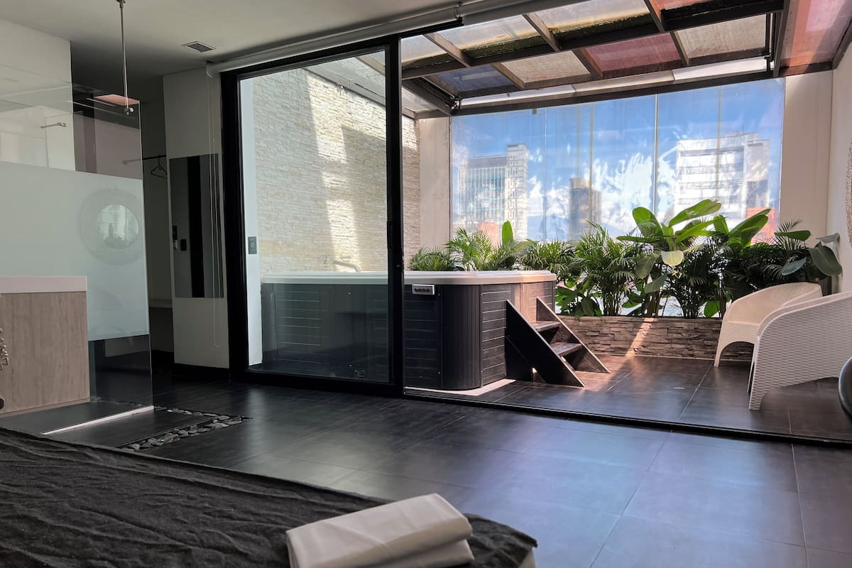 Premium Double Room, Hot Tub | 1 bedroom, desk, free WiFi, bed sheets