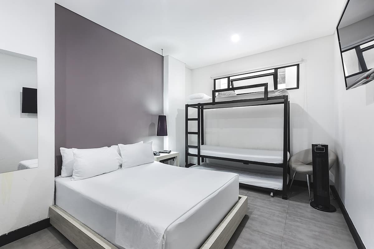 Classic Triple Room, 1 Bedroom | Desk, free WiFi, bed sheets