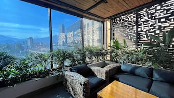 Quarto casal luxo, banheira de imersão | Área de estar | TV de tela plana 40 polegadas com canais a cabo