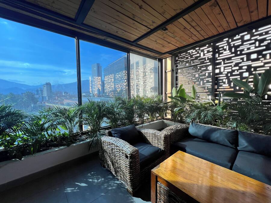 Quarto casal luxo, banheira de imersão | Área de estar | TV de tela plana 40 polegadas com canais a cabo