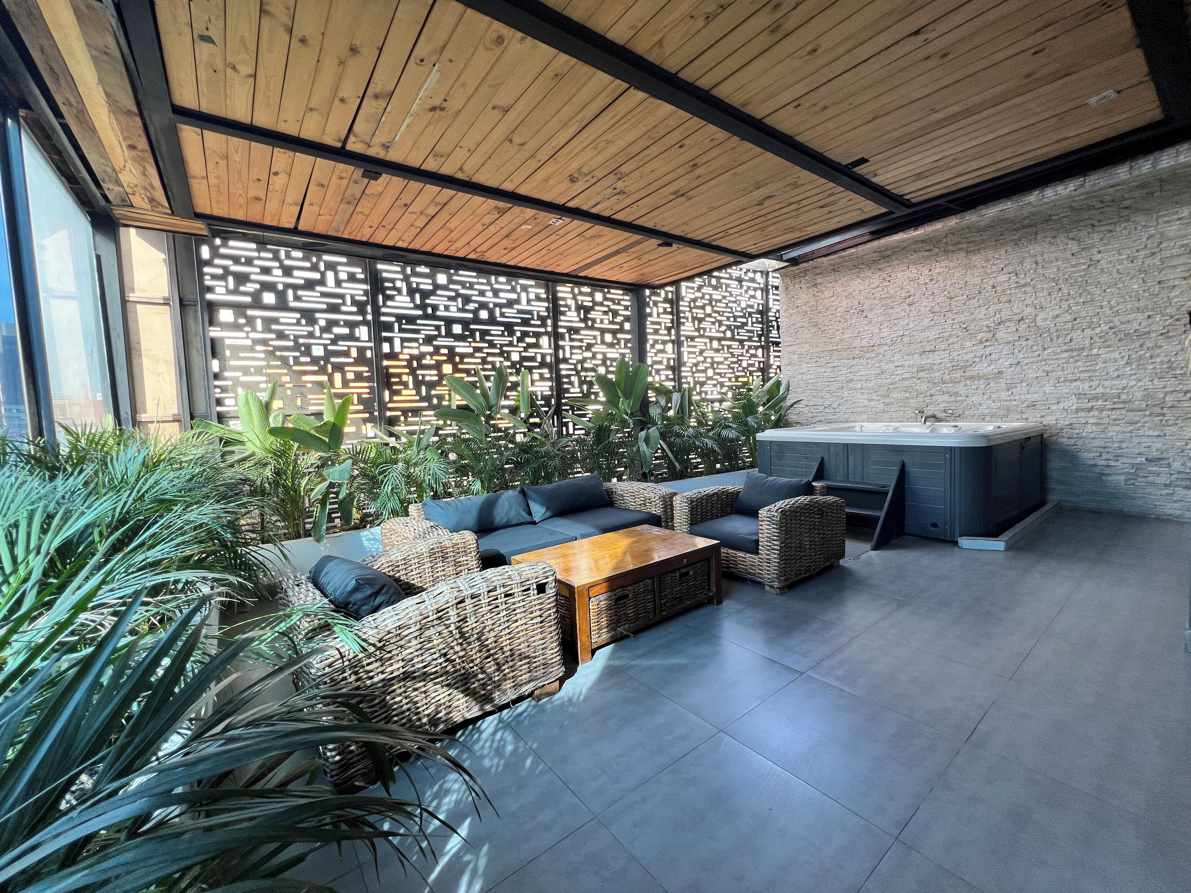 Deluxe Double Room, Hot Tub | Living area | 40-inch flat-screen TV with cable channels