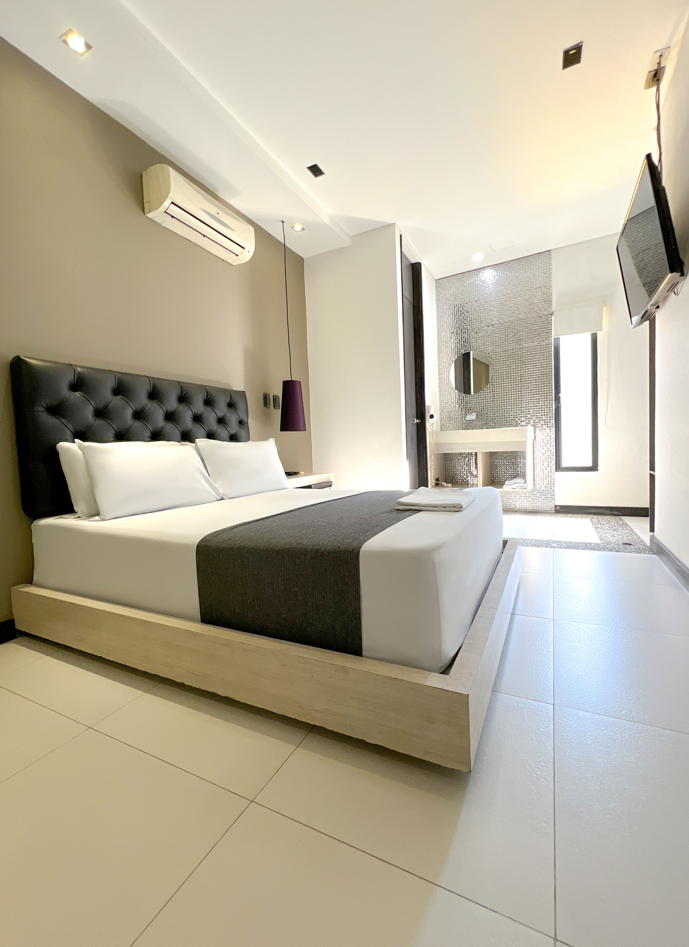 Quarto casal empresarial | Escrivaninha, Wi-Fi de cortesia, roupa de cama