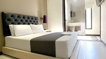 Quarto casal empresarial | Escrivaninha, Wi-Fi de cortesia, roupa de cama