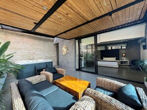 Deluxe Double Room, Hot Tub | Living area