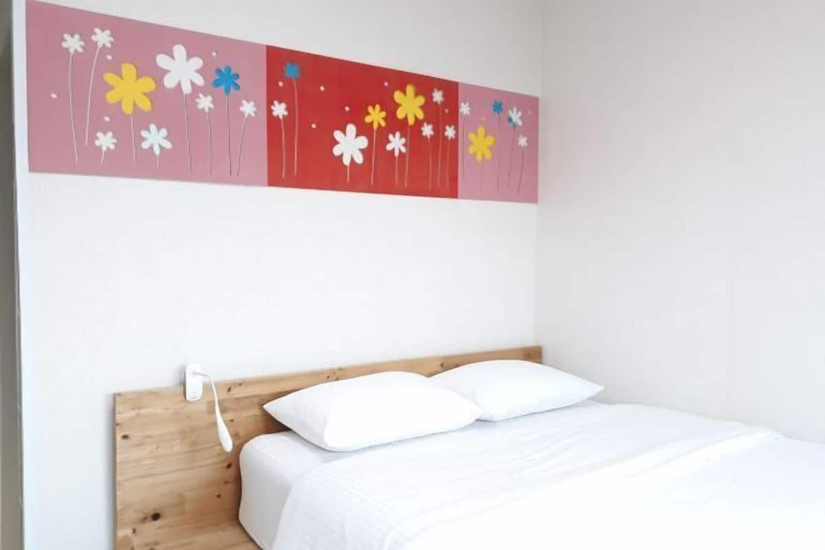 Soundproofing, free WiFi, bed sheets