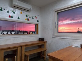 Nevera en la zona común y microondas en la zona común