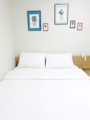 Chambre double | Système d’insonorisation, accès au Wi-Fi (inclus), literie fournie