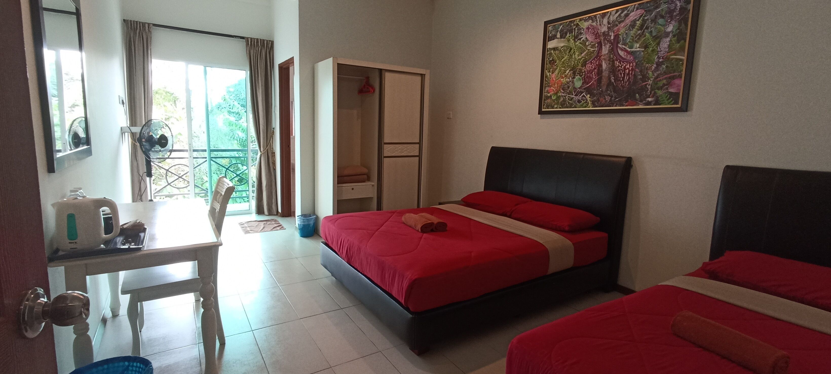 triple room | desk, iron/ironing board, rollaway beds, free wifi