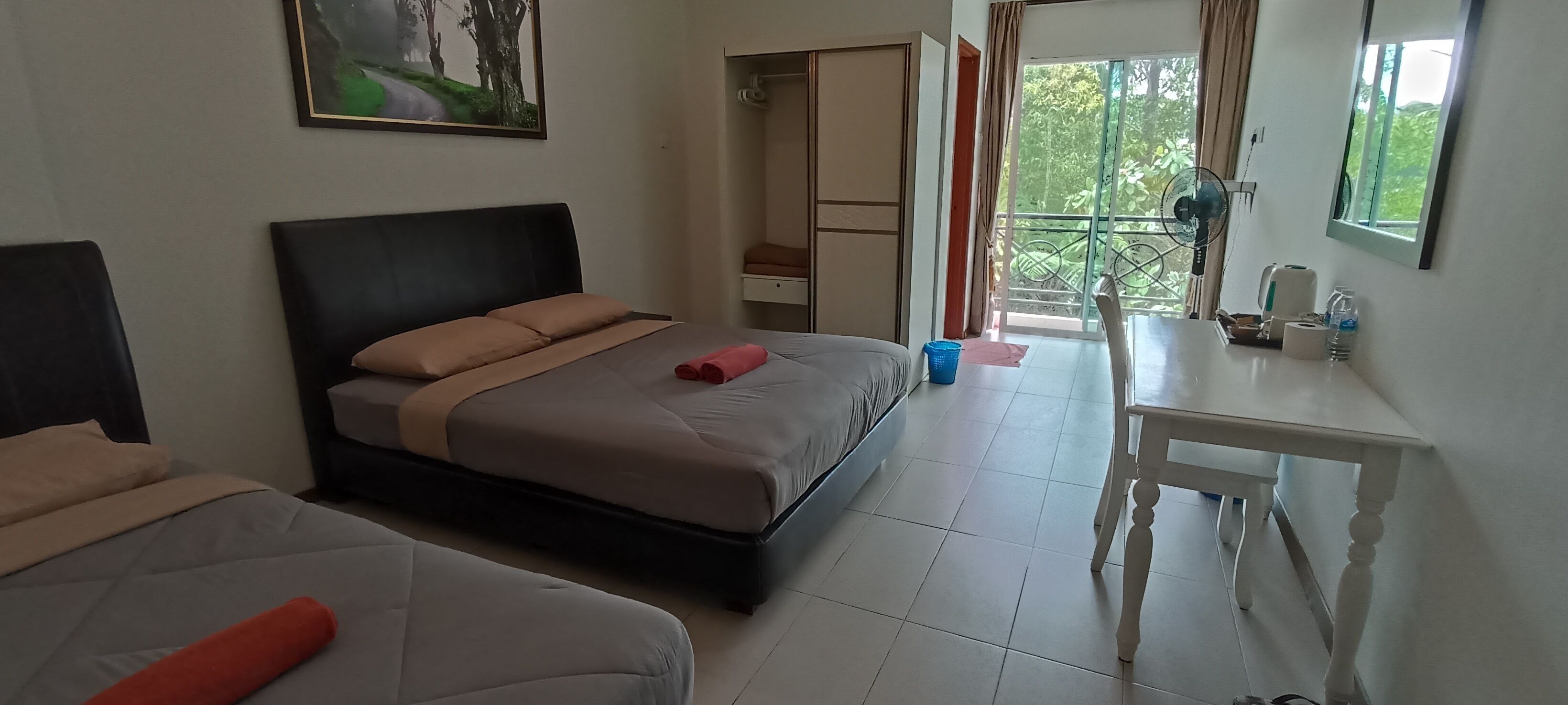 triple room | desk, iron/ironing board, rollaway beds, free wifi