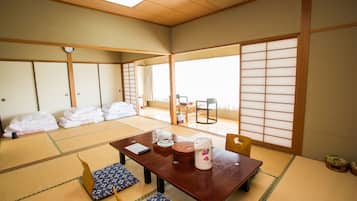 Habitación tradicional, para fumadores, vista al campo de golf (Japanese Style) | Escritorio, tabla de planchar con plancha, wifi gratis y ropa de cama