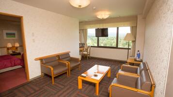 Escritorio, tabla de planchar con plancha, wifi gratis y ropa de cama