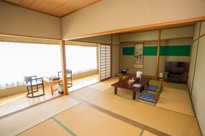 Kamar Tradisional, Boleh Merokok, pemandangan lapangan golf (Japanese Style) | Meja kerja, setrika/meja setrika, Wi-Fi gratis, dan seprai linen