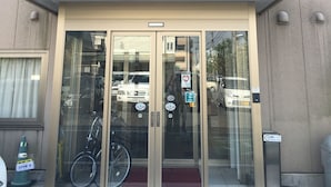 Un edificio con un cartel que dice "4980円 朝食付" y "医大前グリーンホテル".
