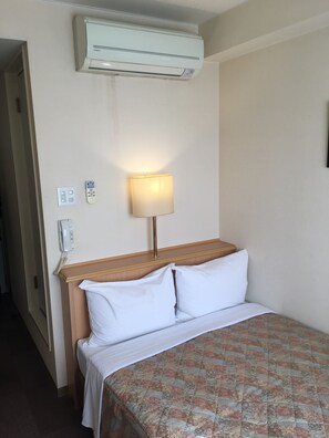 Escritorio, wifi gratis y ropa de cama