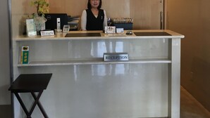 Un mostrador de recepción con un cartel que dice