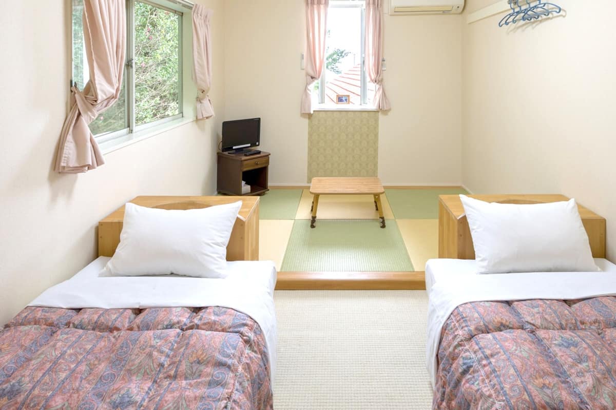 Basic-Vierbettzimmer (Japanese Western Style) | Schreibtisch, kostenloses WLAN
