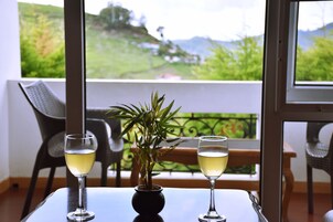 Habitación Deluxe doble, balcón, vistas a la colina | Sábanas de algodón egipcio, ropa de cama de alta calidad, escritorio